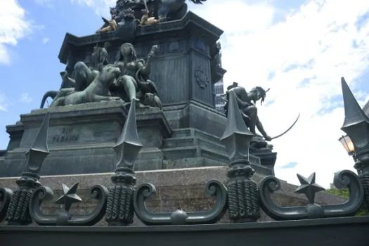 Monumento reinaugurado para o bicentenário é depredado no Rio