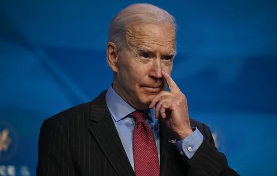 Biden anistia condenações por posse de maconha