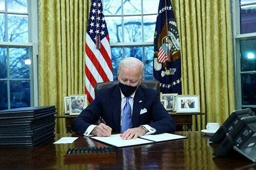 Biden assina decreto que prioriza compras do governo de indústrias americanas