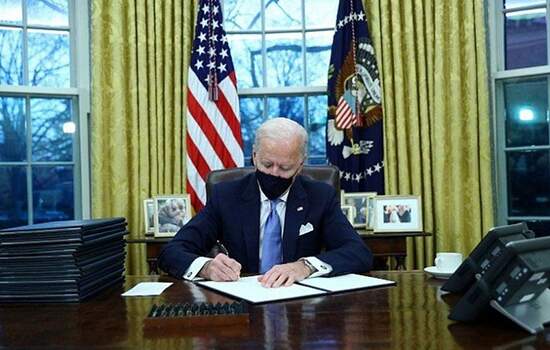 Biden assina decreto priorizandondo compras do governo de industrias americanas
