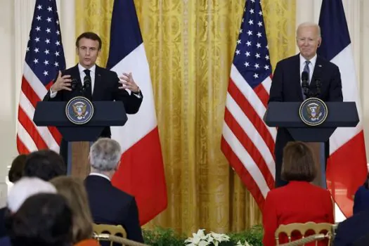 Biden diz que trabalha com Macron para responsabilizar Rússia por guerra