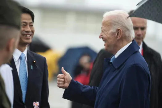 No G7, Biden fala com premiê japonês sobre cooperação contra ‘coerção’ chinesa