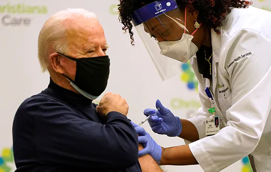 Biden toma primeira dose da vacina da Pfizer contra covid-19