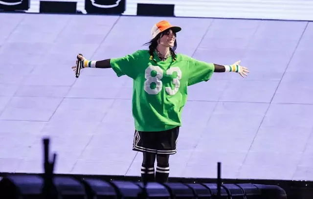 Billie Eilish durante apresentação no Lolla 2023