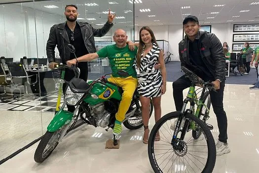 Luciano Hang dá volta de Moto Patriota com Gabi Martins; Lucas Lucco vai de patinete