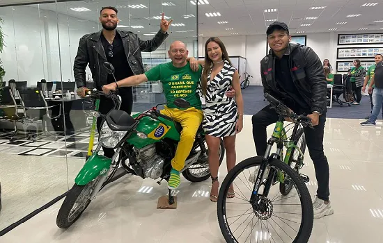 Luciano Hang dá volta de Moto Patriota com Gabi Martins; Lucas Lucco vai de patinete