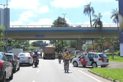 Semasa realiza blitz de orientação para transportadores de resíduos de construção civil