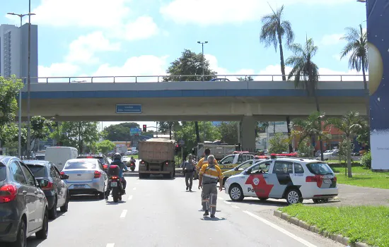 Semasa realiza blitz de orientação para transportadores de resíduos de construção civil