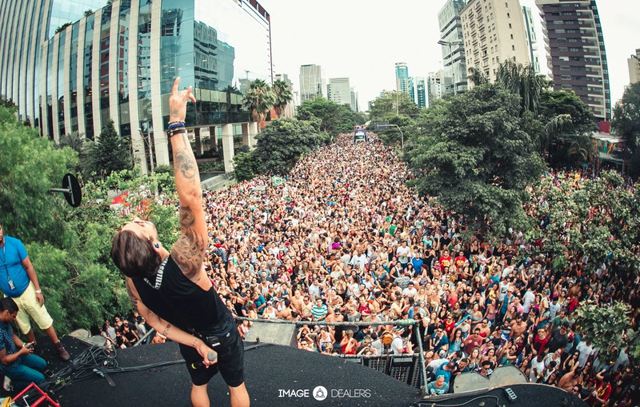 Bloco Beleza Rara desfila pelas ruas de São Paulo