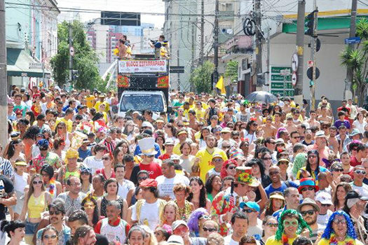 Bloco Esfarrapado celebra a tradição e as marchinhas de carnaval