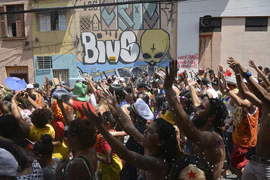 Charanga do França faz a festa para foliões nas ruas de São Paulo