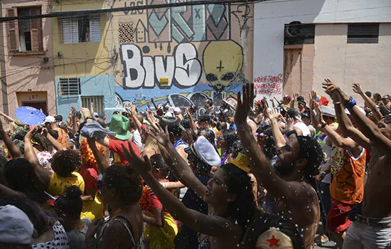 Charanga do França faz a festa para foliões nas ruas de São Paulo