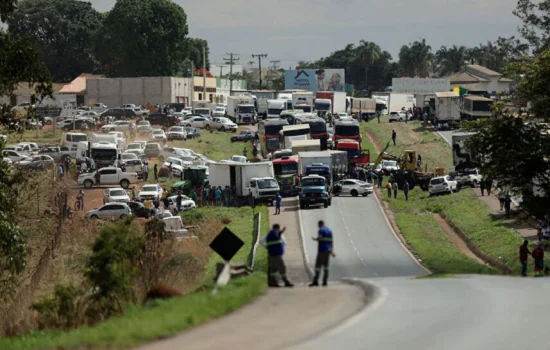 Bloqueios nas rodovias provocam cancelamento de shows de Leonardo e Gusttavo Lima