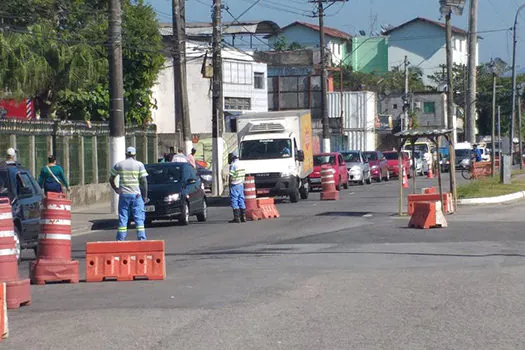 Barreiras contra turistas causam congestionamento em acessos ao litoral de SP