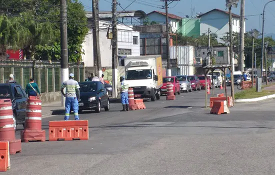 Barreiras contra turistas causam congestionamento em acessos ao litoral de SP