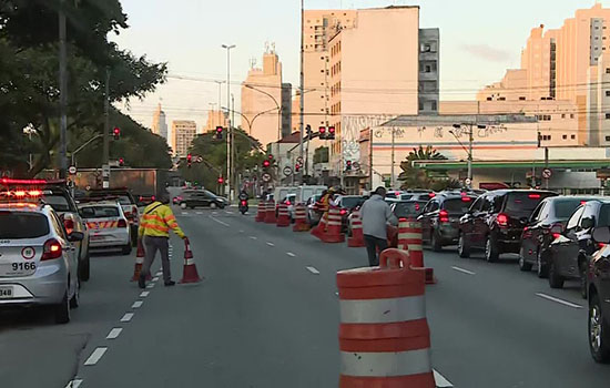 Prefeitura de SP começa a bloquear veículos em grandes avenidas