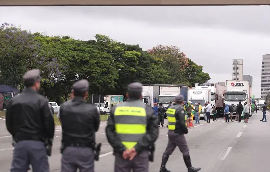 Acesso a Viracopos é liberado após protesto bolsonarista com barricada