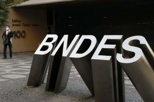 BNDES anuncia crédito para projeto que prevê levar internet a favelas