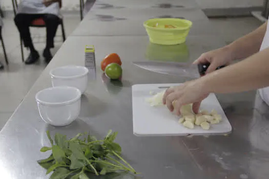 Diadema orienta boas práticas na cozinha