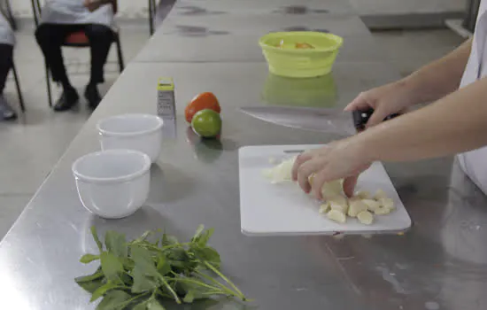 Diadema orienta boas práticas na cozinha