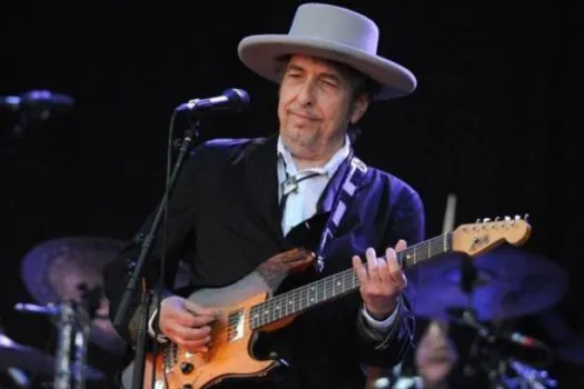 Bob Dylan se desculpa após venda de livros com autógrafos falsos