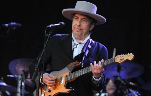 Bob Dylan se desculpa após venda de livros com autógrafos falsos