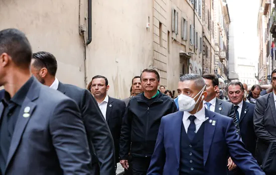 Bolsonaro é recebido sob gritos de apoio e protesto em cidade italiana