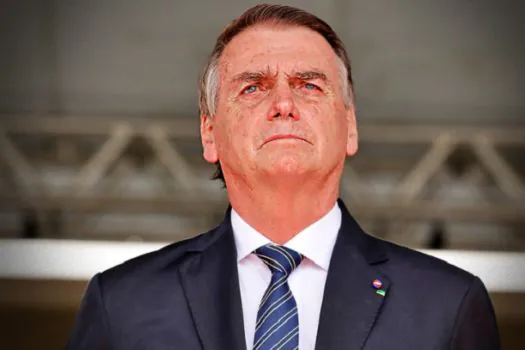 Bolsonaro suspende dinheiro do orçamento secreto após Lula fechar apoio a Lira