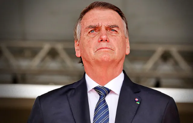 Bolsonaro suspende dinheiro do orçamento secreto após Lula fechar apoio a Lira