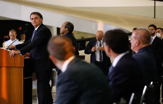 Bolsonaro fala em “jogar pesado” com a Petrobras