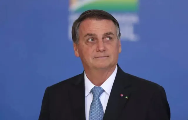 Bolsonaro publica no Twitter como se ainda fosse presidente; internautas reagem