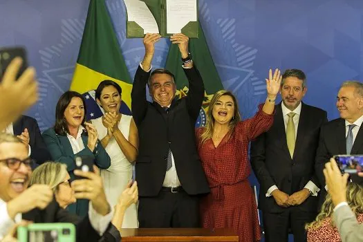 Bolsonaro sanciona piso para enfermagem sem reajuste automático