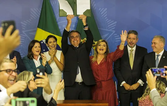 Bolsonaro sanciona piso para enfermagem sem reajuste automático