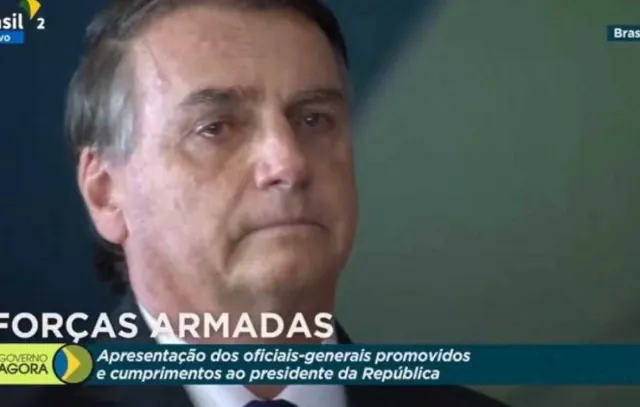 Bolsonaro chora ao participar de evento militar no DF; presidente não discursou