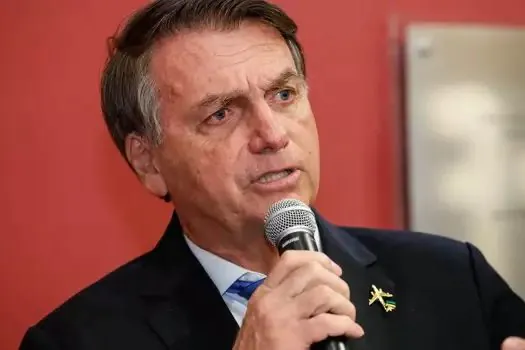 Bolsonaro fala em assinar ato para governo decidir sobre passaporte da vacina