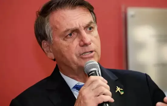 Bolsonaro fala em assinar ato para governo decidir sobre passaporte da vacina