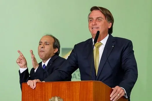 Bolsonaro diz que vai discutir petróleo hoje e critica paridade dos preços