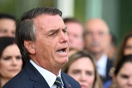 Bolsonaro vai representar contra propaganda de Lula que o associa ao canibalismo