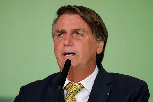 Bolsonaro tenta se reaproximar de mulheres e evangélicos