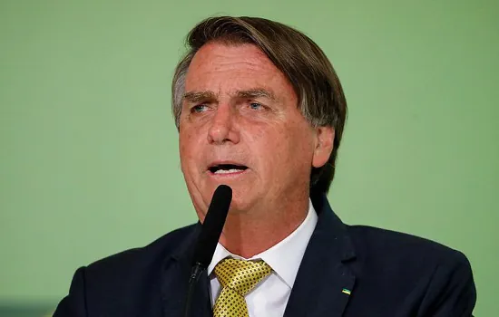 Bolsonaro tenta se reaproximar de mulheres e evangélicos