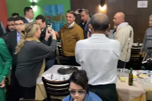 Bolsonaro sai de churrascaria em SP sob vaias e aplausos