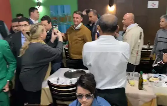 Bolsonaro sai de churrascaria em SP sob vaias e aplausos