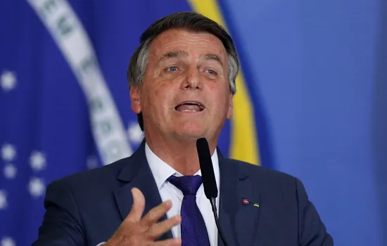 Bolsonaro critica Lula e Dilma e diz que agora Brasil vai bem perante o mundo