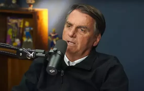 Bolsonaro é alvo de ação de vereadoras por frases homofóbicas em podcast