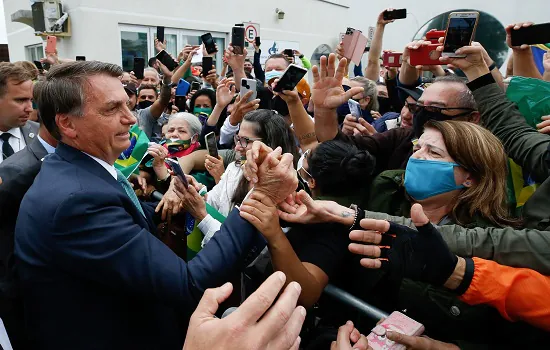 Bolsonaro sugere que vacinados que peguem covid façam ‘tratamento complementar’