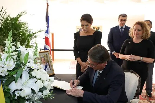 Bolsonaro assina livro de condolências pela morte da rainha Elizabeth