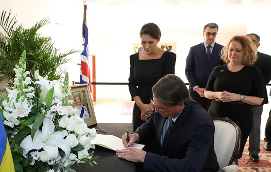 Bolsonaro assina livro de condolências pela morte da rainha Elizabeth