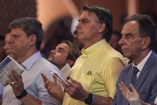 Bolsonaro acompanha missa em Aparecida entre aplausos e vaias