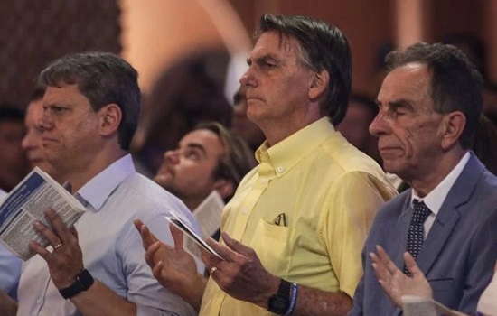 Bolsonaro acompanha missa em Aparecida entre aplausos e vaias