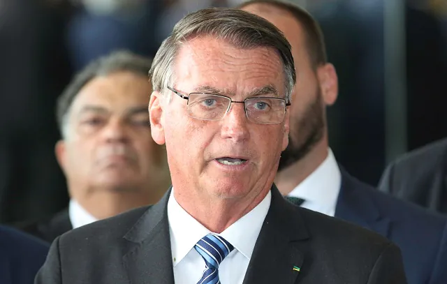 Lindôra quer arquivar inquérito sobre Bolsonaro e Cid associarem vacina à aids